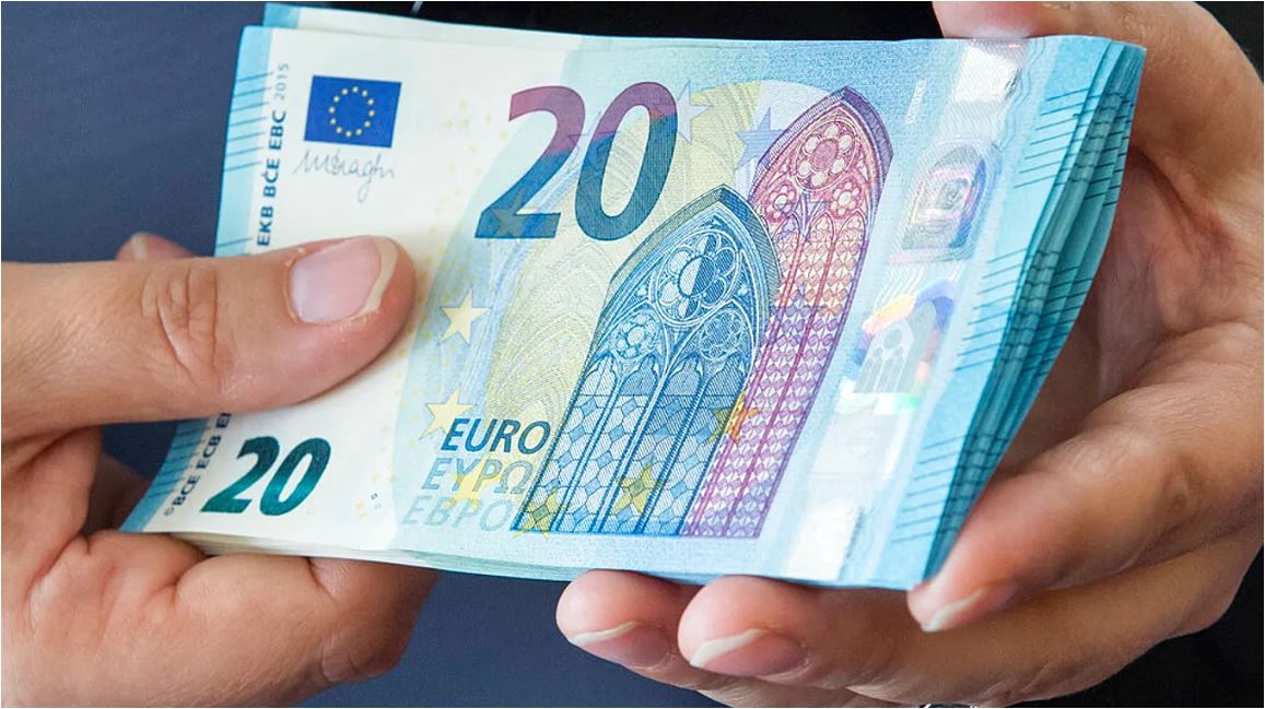 Euro arrin minimum të ri historik në 96.35 lekë